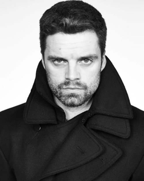 itsdarkinsidee25:Sebastian Stan nuevos Outtakes...