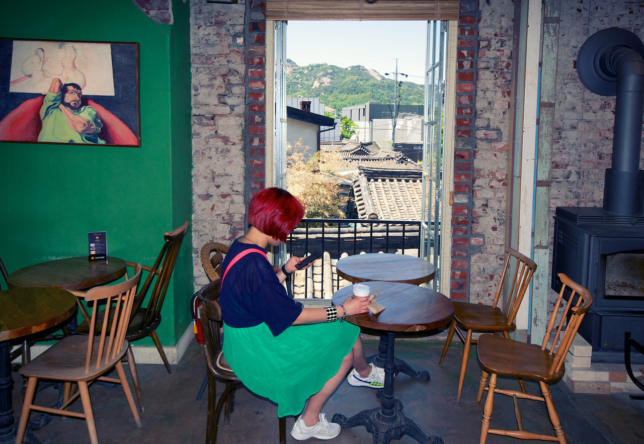 Annie Koh at DoDo’s cafe near Samcheong-dong. | Robert Koehler Travel Photography