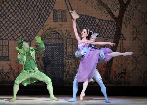 Kenta Kura as the Frog Footman, Ludovic Ondiviela as the Fish footman and Sarah lamb as Alice in Christopher Wheeldonâ€™s Alice in Wonderland ballet
Photo: Dave Morgan