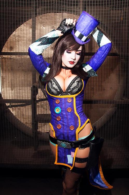 jessicanigri:Moxxi! <3 Photo by larryalandaily !