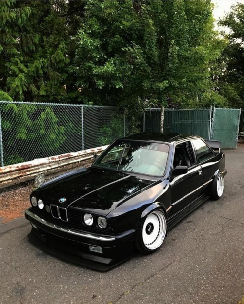 renownusa:Evolution of @pwpnw #E30. @gruppebavarian wide arches...