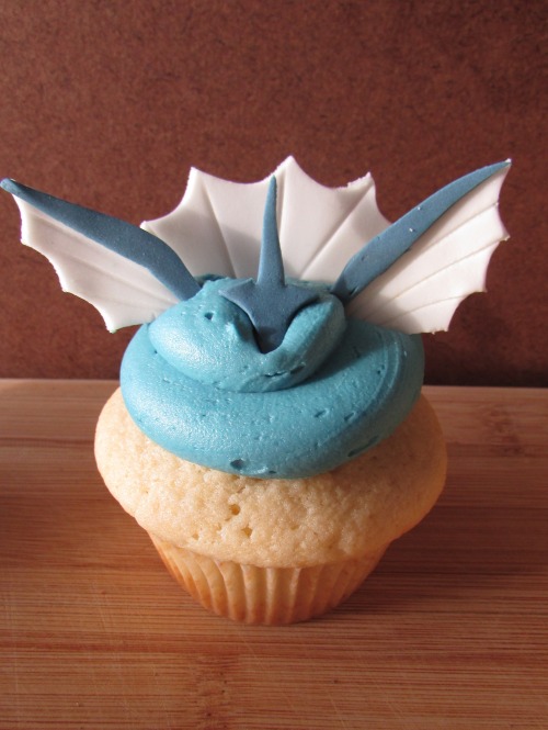 captnmcd:Eevee Cupcakes! buttercream swirl with fondant...