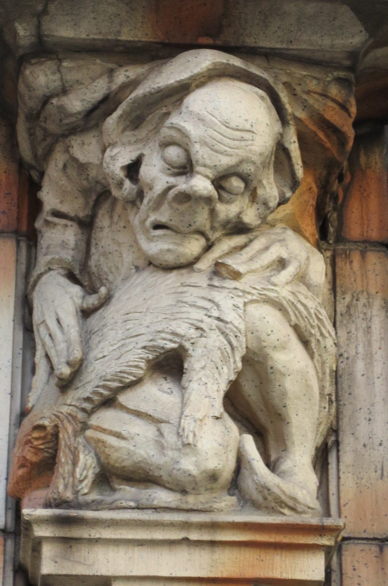 grotesque-sculpture-architectural-details-in-new