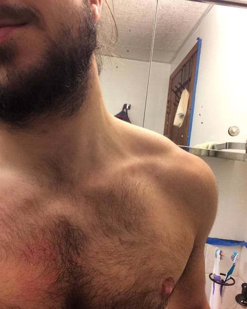 kissyouineyegulps:After 3 weeks, the neck beard must go…...