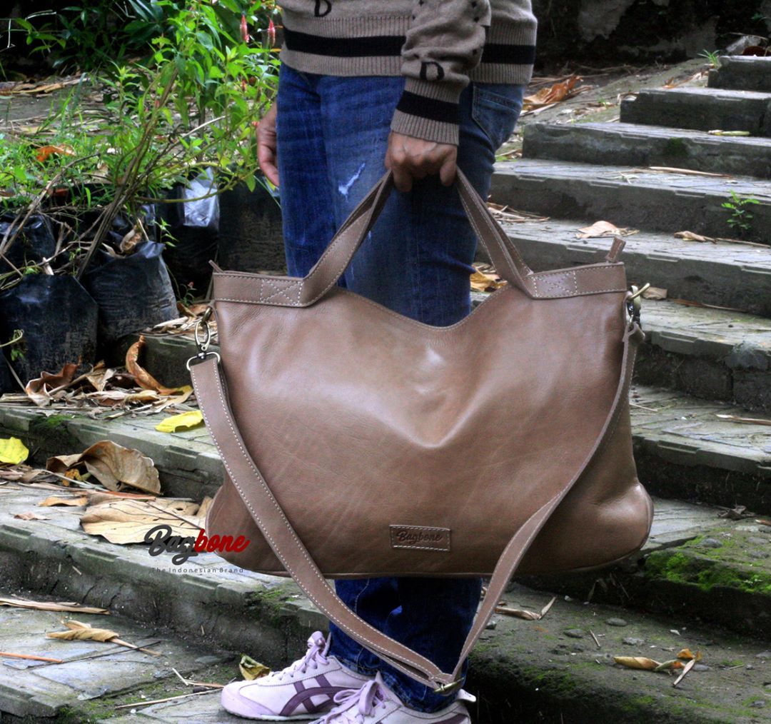 Genuine Leather Only  Hobo Grandy on Beige Kalo kata 