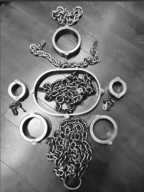 demieboislave:Birthday gift hhmmm, love the heavy shackles and chains