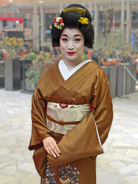 Lady Kaga Redux: The Geisha Konoha (Explored) (by Rekishi no Tabi)
“ Pictured here is the geisha Konoha (小乃葉) from the Yamanaka Onsen in Kanazawa.
Kanazawa in Ishikawa Prefecture, which used to be the castle town of the Maeda clan’s fief of Kaga, had...