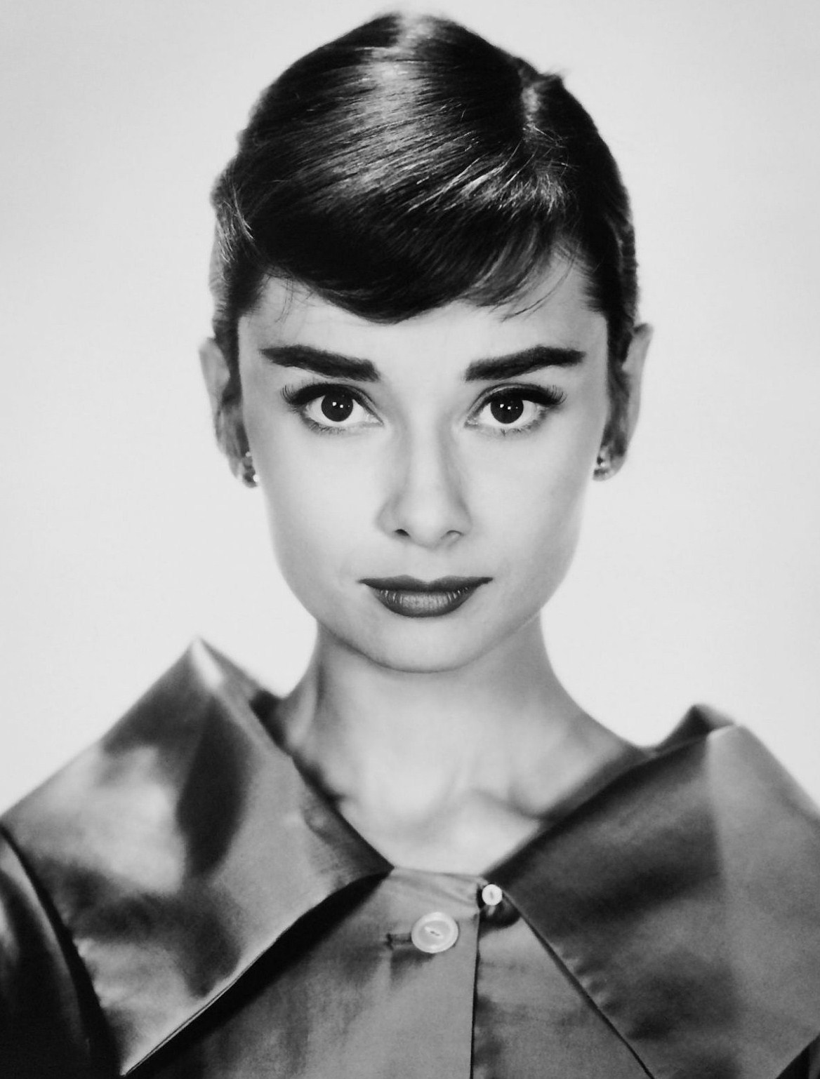 Classic Vintage Elegance, gatabella: Audrey Hepburn, c.1957
