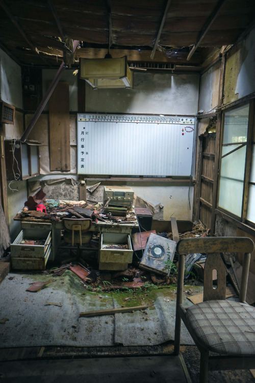 elugraphy:タイル風呂の旅館Abandoned old inn with tile bath.