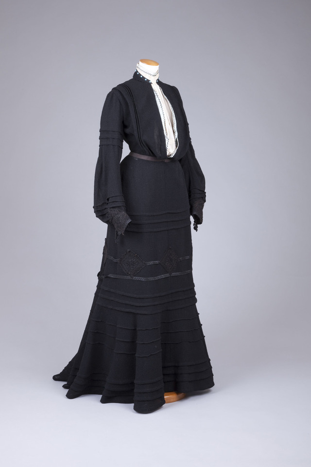 1900 black dress