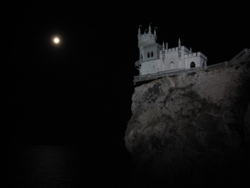 baterfly:Swallow’s Nest Castle, Ukraine by Grigory Gusev