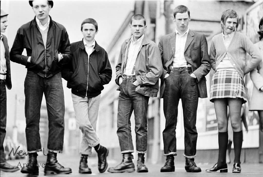 Skinheads история одной банды. Одежда Skinhead Англия 70. Сьюдхеды субкультуры. Скинхеды Англии 70х. Скинхеды 60-х Англия одежда.