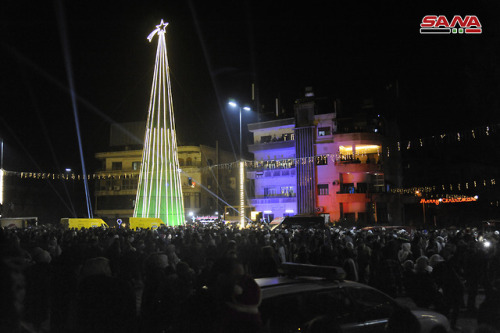 بالصور والفيديو .. كرنفال وإضاءة أكبر شجرة ميلاد بمدينة دمشق في...
