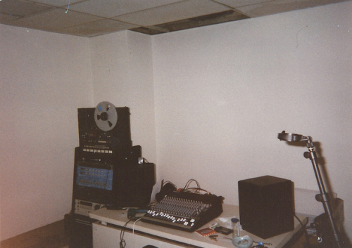 onlyapassingphase:elliott’s recording set up at Undercover...