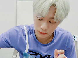 only-aroha-would-know:â asterocky:â*nothing but nomming noises for 3 minutes 43 seconds straight*âAnd Moon Bin struggling with the âsmallâ spoon.â