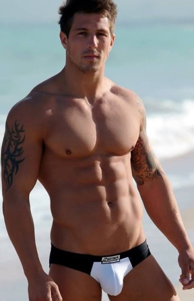 Incredible body! But his 2wink swimsuit is a bit of a misnomer - he’s no twink! #SmoothMuscle