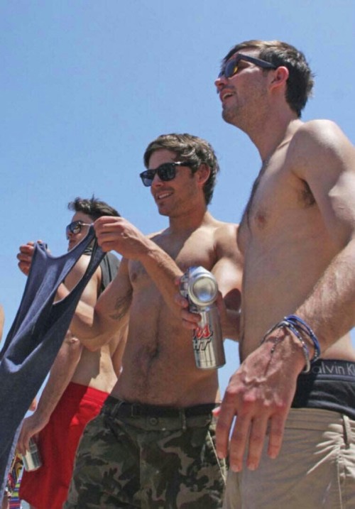 Zac Efron gives us a very nice glimpse of his full bush of...