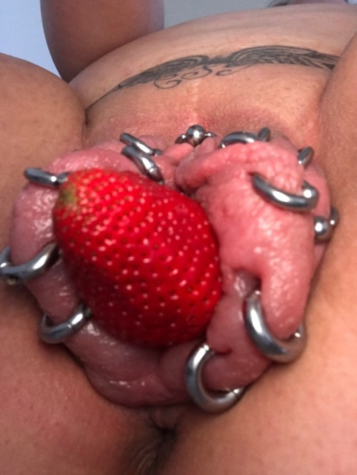 lust-sub:Ich liebe Erdbeeren, da bekomm ich Lust auf mehr!...