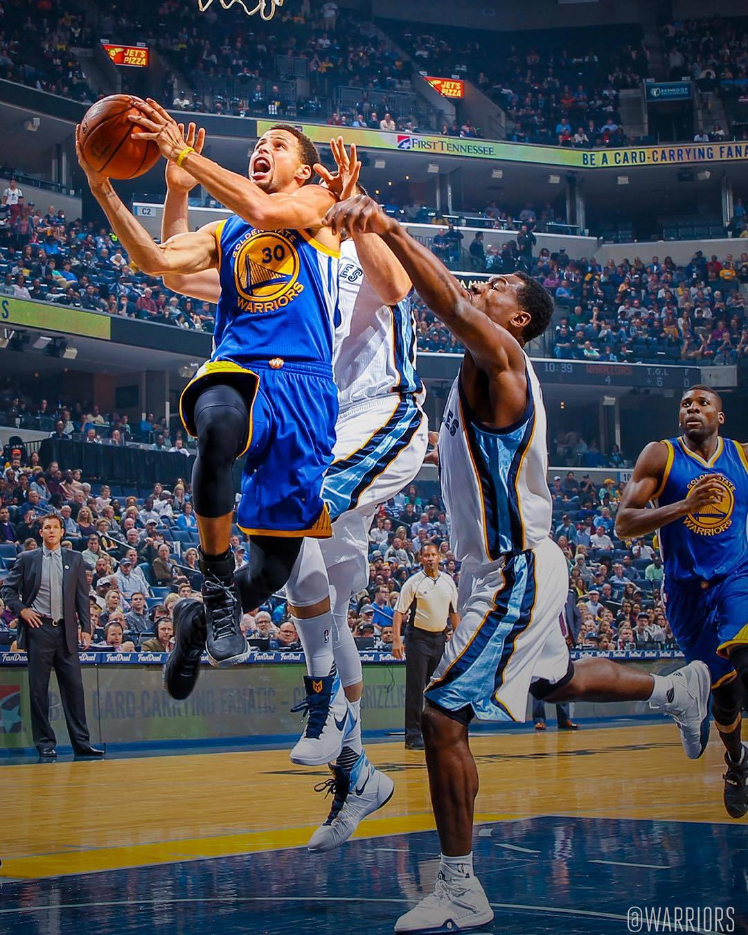 makin' it rain — officialwarriors: Down the lane. #DubNation