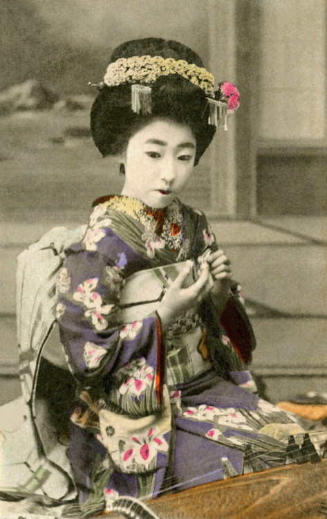 Ayame Kimono 1910s (autor: Blue Ruin1) „Osaka maiko Yachiyo II z Tomita-ya grającego na Koto.  „„ Soemon-cho, słynne śródmieście Osaki, ma długą historię sięgającą wczesnego okresu Edo.  Chociaż dopiero w okresie Meiji ...