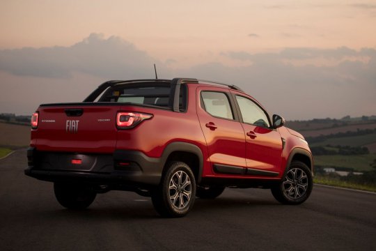 Nova Fiat Strada na cor vermelha em detalhes da parte traseira