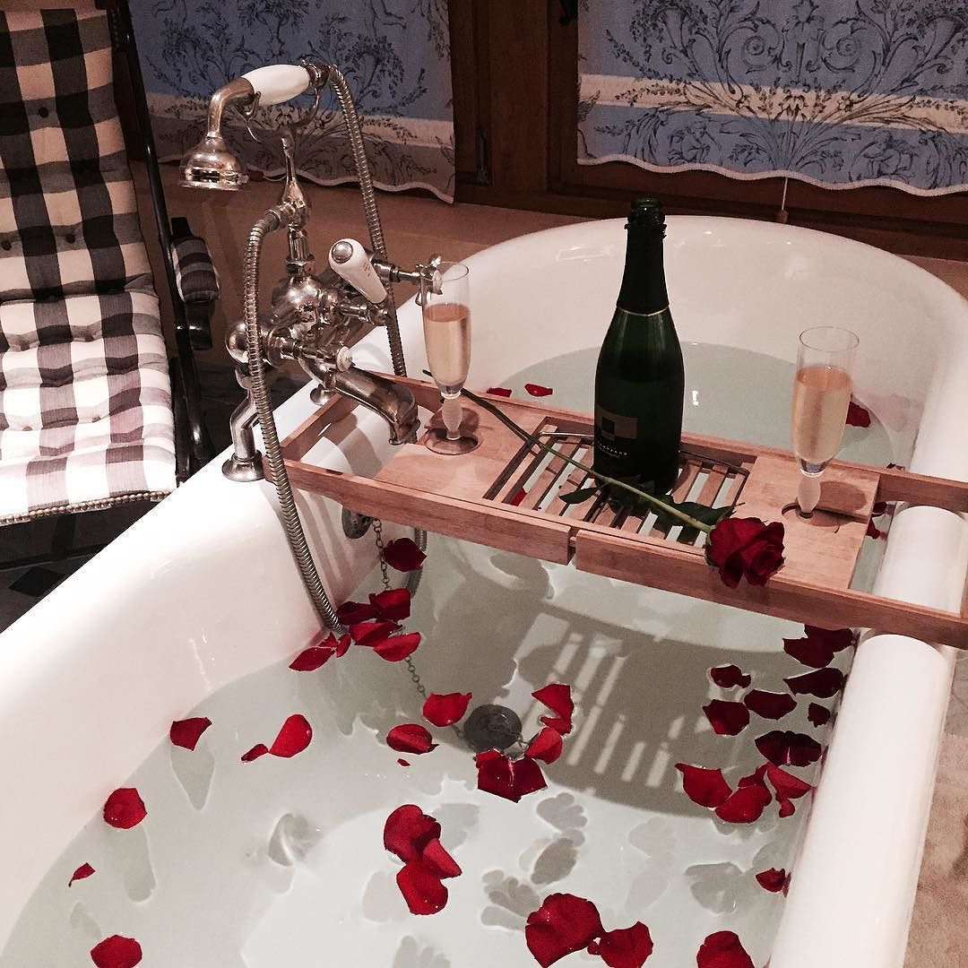 Романтический ужин в ванной