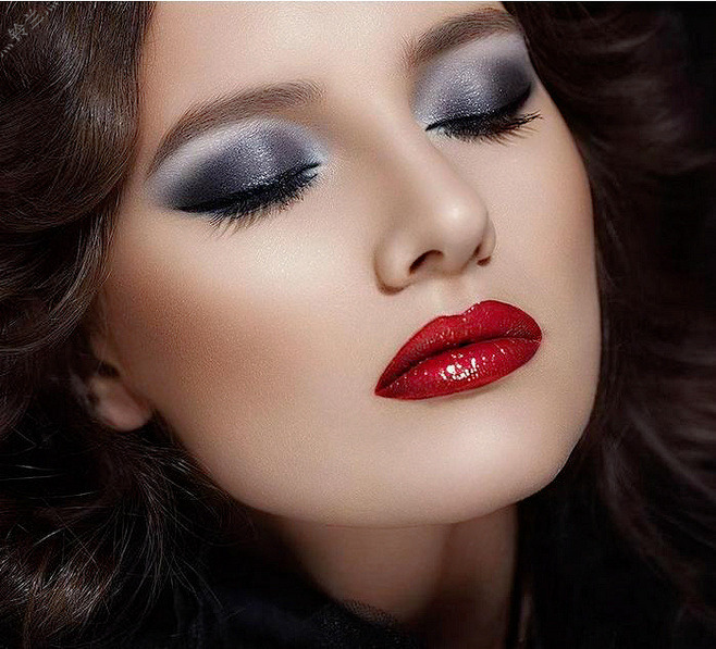 Smokey Eyes With Red Lips Thats Sensous And Seductive Hike N Dip