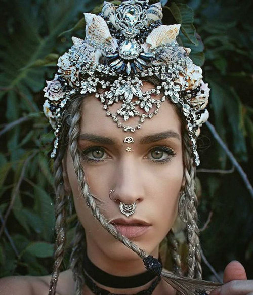 a-night-in-wonderland:Mermaid Sea Shell Crown by Chelsea...