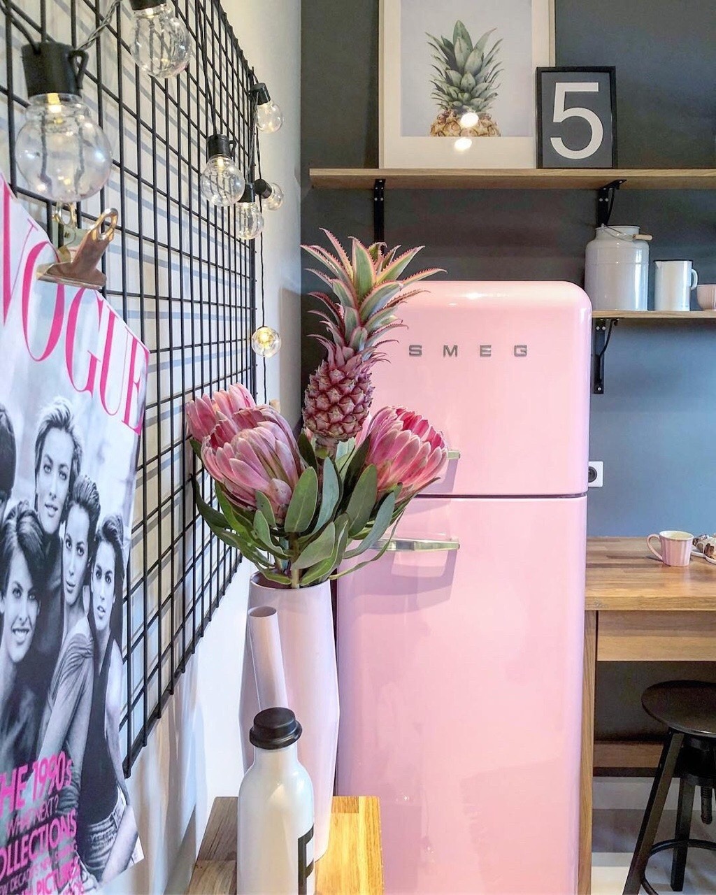 keuken met retro koelkast roze