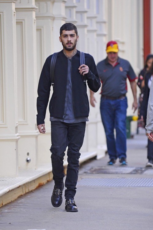 fyeahzaynjmalik:Zayn out and about in NYC - 09/30 (credit)