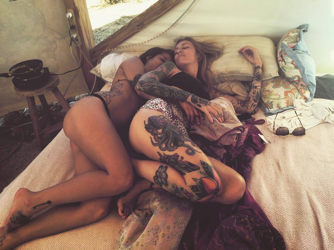 Татуированные лесбиянки любят хардкор секс