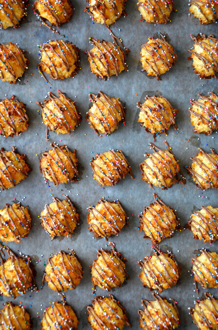 choco-chocoholics:Easy Coconut Macaroons with Chocolate