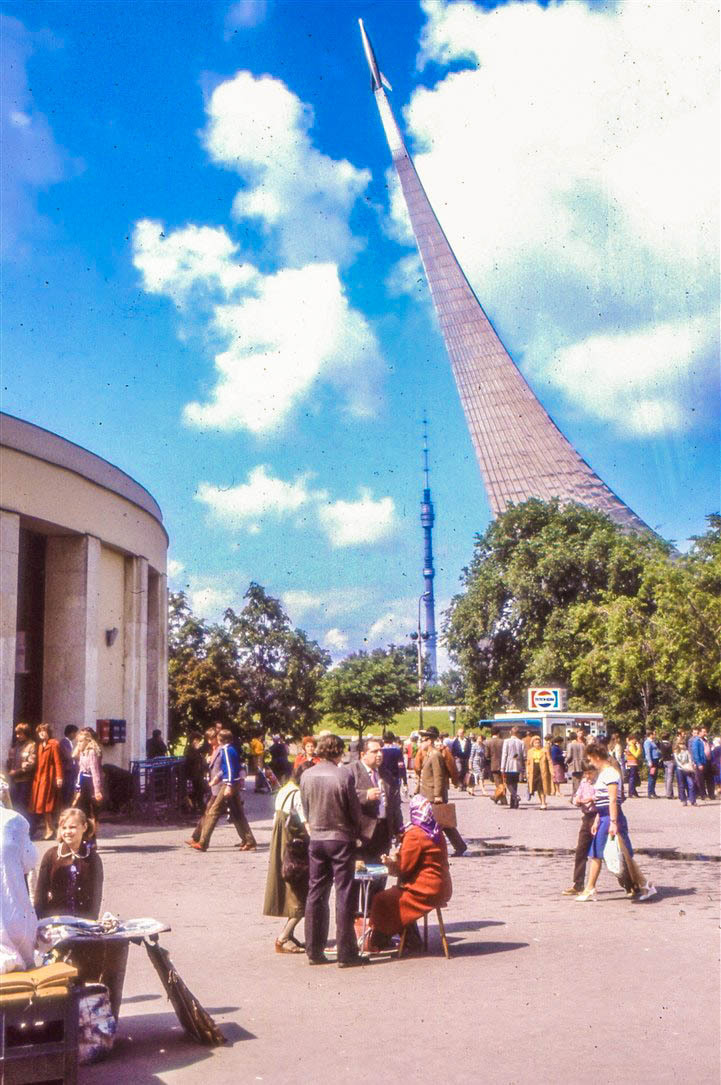 Moscow, by the entrance to VDNKh metro station, near the Space Conquerors Monument (1982)
Notice the Pepsi-Cola sign on that kiosk :)