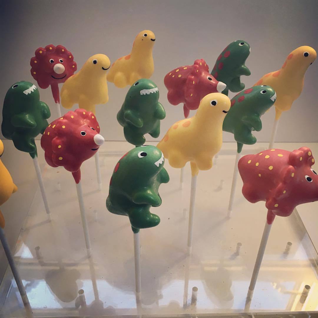 Hannahs Party Of Parrots