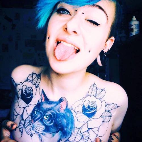 Photo tattooed girl;chest;cat
