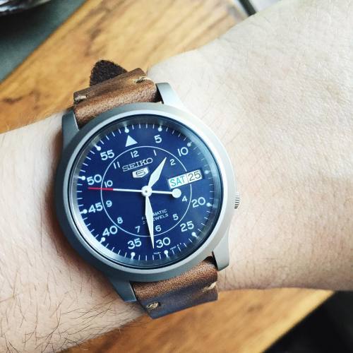 Love this combo. Blue dialed Seiko 5 and a #Horween Natural Chromexcel Model 2 #womw #wandwshop #wornandwound