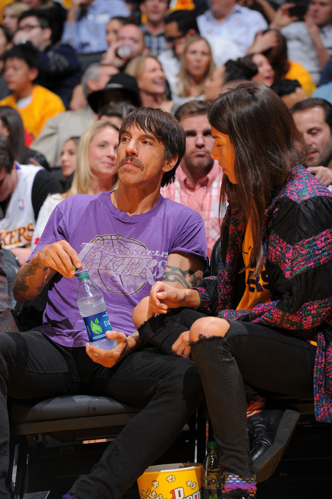 STADIUM-ARCADIUM.COM RHCP Fansite — Anthony Kiedis at the Lakers vs ...