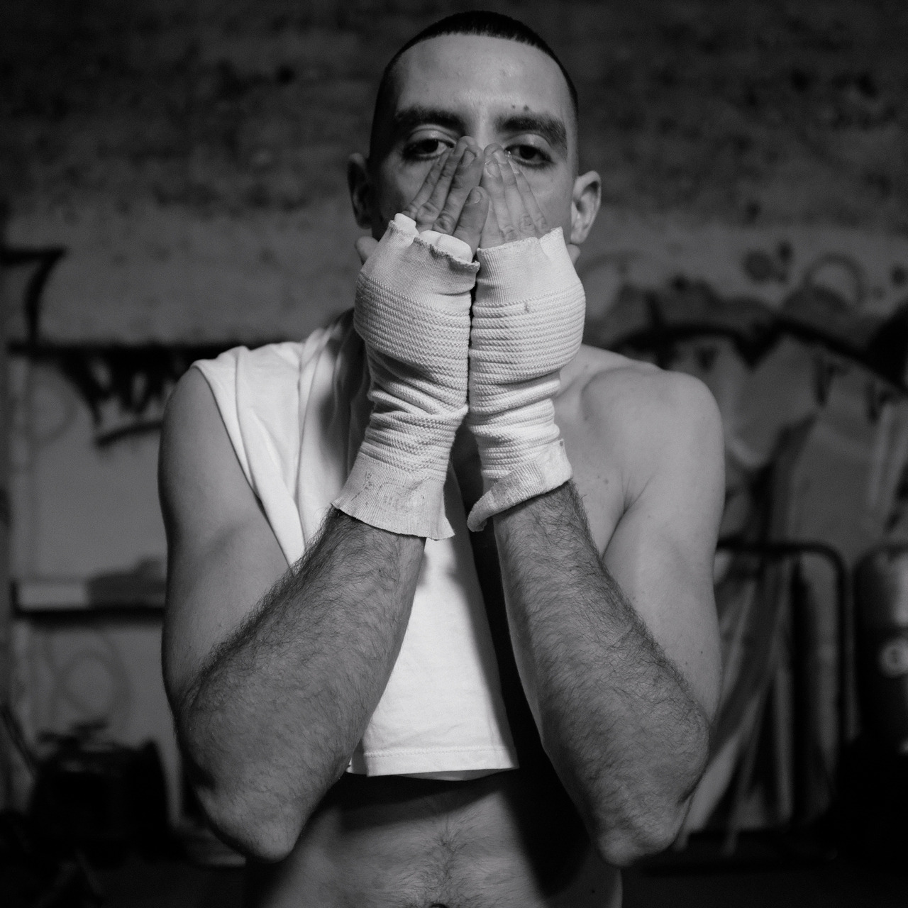 Photo en noir et blanc d'un homme ressemblant à un boxer 