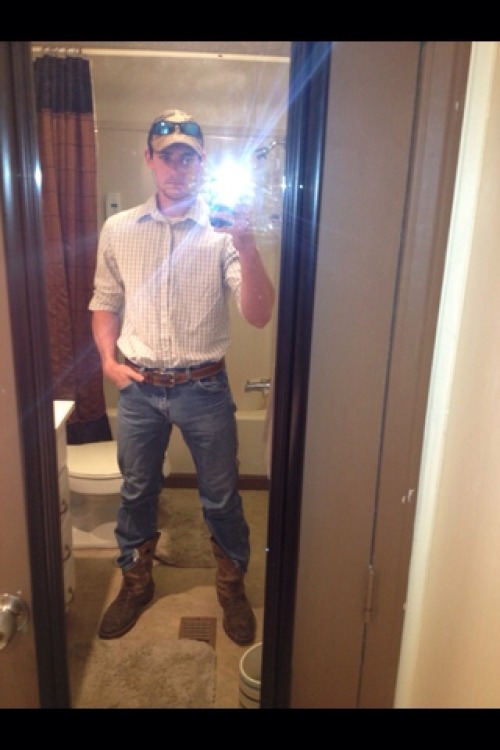 txcwbysexy:Nothing like a sexy ass hell country boy to get you...