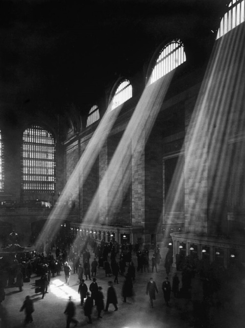 undr:Edwin Levick. Grand Central Station, New York City. 1925