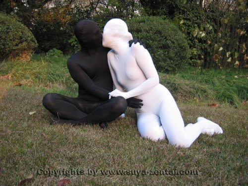 hexthings:A couple of zentai enjoying an afternoon in the park