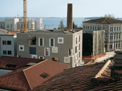 subtilitas:<br /><br />Cinno Zucchi - ex-Junghans residential building D, Venice 2002. Part of a larger complex on the site of a former industrial complex at the intersection of two canals on  La Giudecca island. Via, photos © Pietro Savorelli.