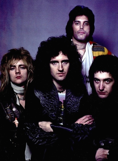 doggonedarling:zimtrim:Queen - Freddie MercuryQueen = Babes