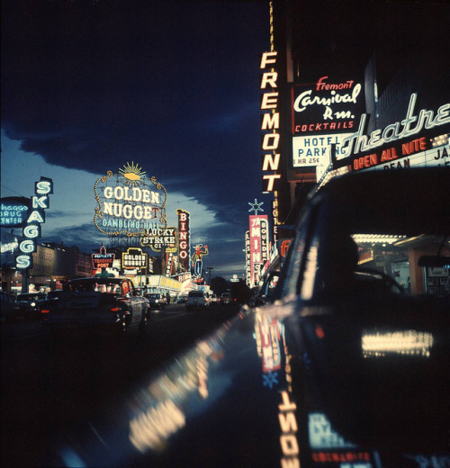 casadabiqueira:Fremont Street at night lit up by gambling...