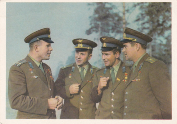 Soviet cosmonauts Gagarin, Popovich, Titov, Nikolayev - Vintage Soviet postcard (1963)
Listed on Etsy: http://ift.tt/2cidHH7