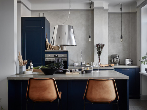 gravityhome:Scandinavian apartment with blue kitchen | styling...