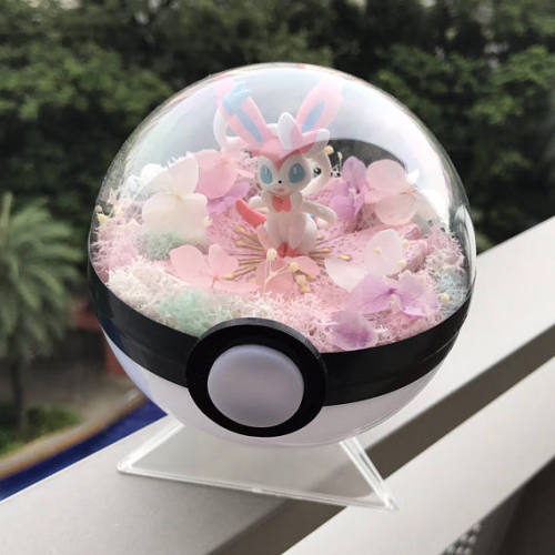 retrogamingblog:Pokeball Terrariums made by PalletCrafts