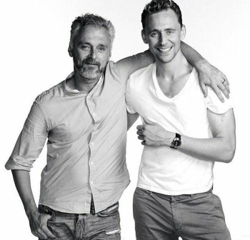 lolawashere:Throwback to Tom Hiddleston posing with photographer...