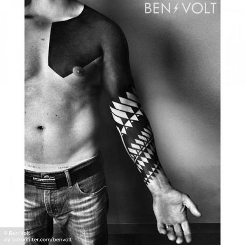 By Ben Volt, done at FORM8 Tattoo, San Francisco.... huge;blackout;benvolt;facebook;blackwork;twitter;sleeve;geometric