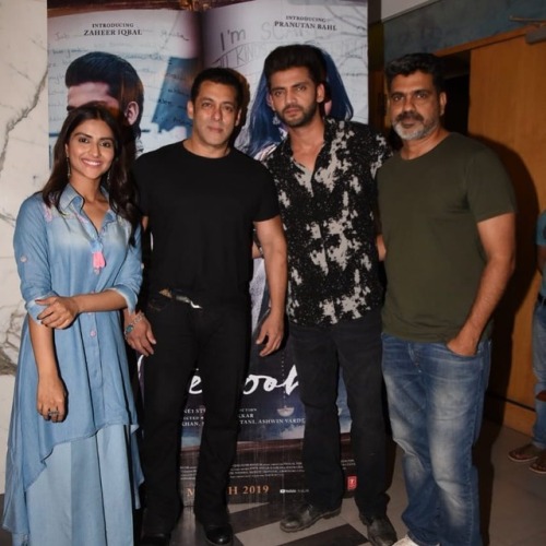 "Salman Khan, cu Notebook, a distribuit Pranutan, Zaheer și Director, Nikhil la Screening-ul Special al Notebook-ului (27 martie 2019)! “